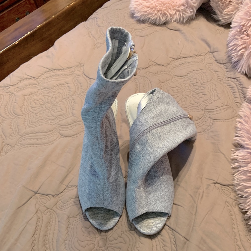 Cape Robin knit grey Heather open toe booties. Size 7 1/2.